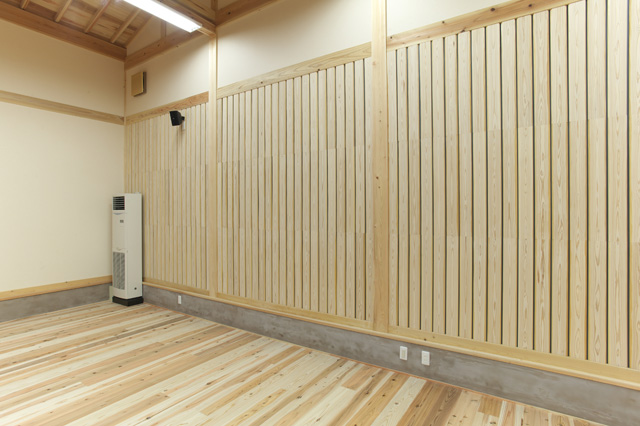 面皮付き板材「洛北」の使用例※撮影場所:北山杉の里総合センター 面皮付き板材「洛北」の使用例※撮影場所:北山杉の里総合センター