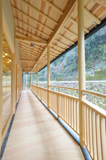 磨丸太・タルキを使用したテラス ※撮影場所:京都北山杉の里総合センター 磨丸太・タルキを使用したテラス ※撮影場所:京都北山杉の里総合センター